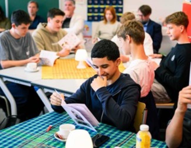 Boon voor Onderwijs lezende jongen
