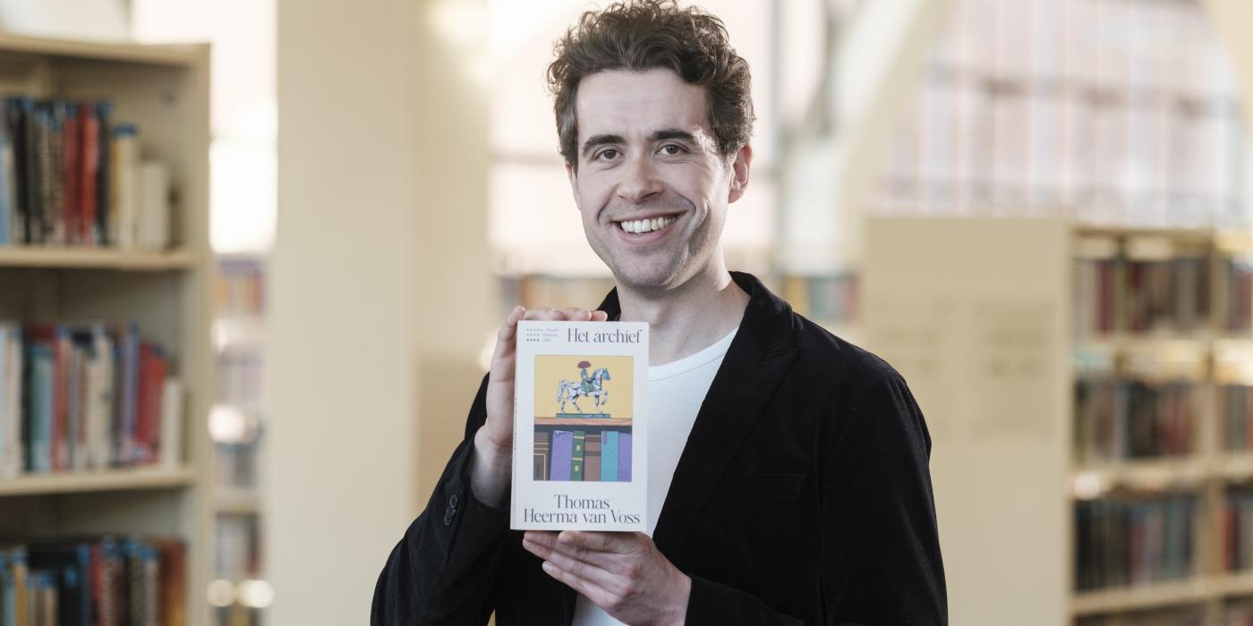Auteur Thomas Heerma van Voss poseert met zijn boek 'Het archief'