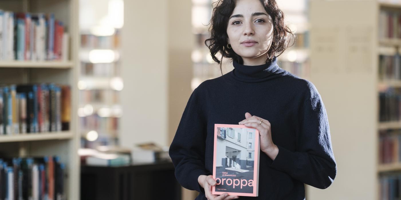 Auteur Safae el Khannoussi poseert met haar boek 'Oroppa'