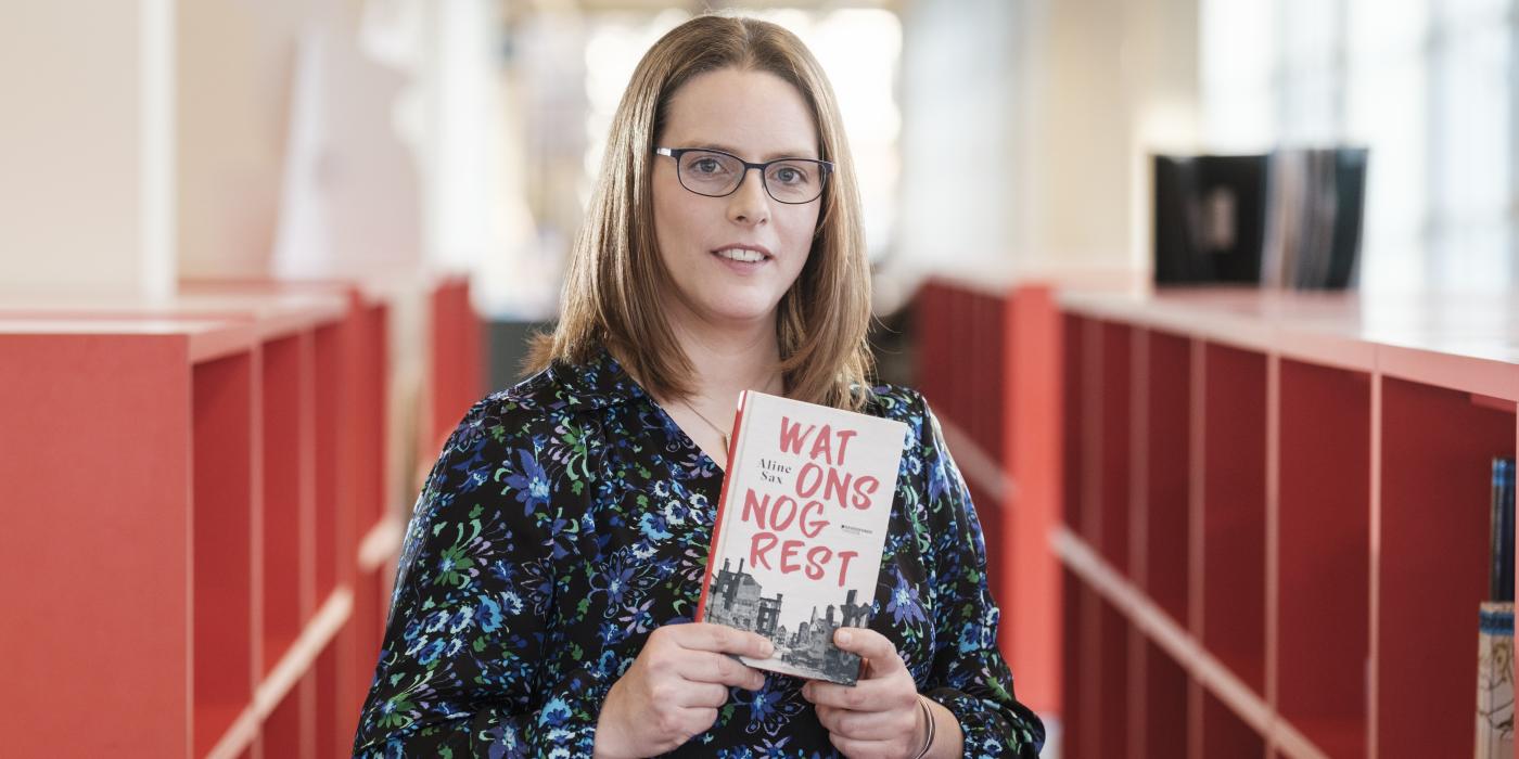Auteur Aline Sax poseert met haar boek 'Wat ons nog rest'