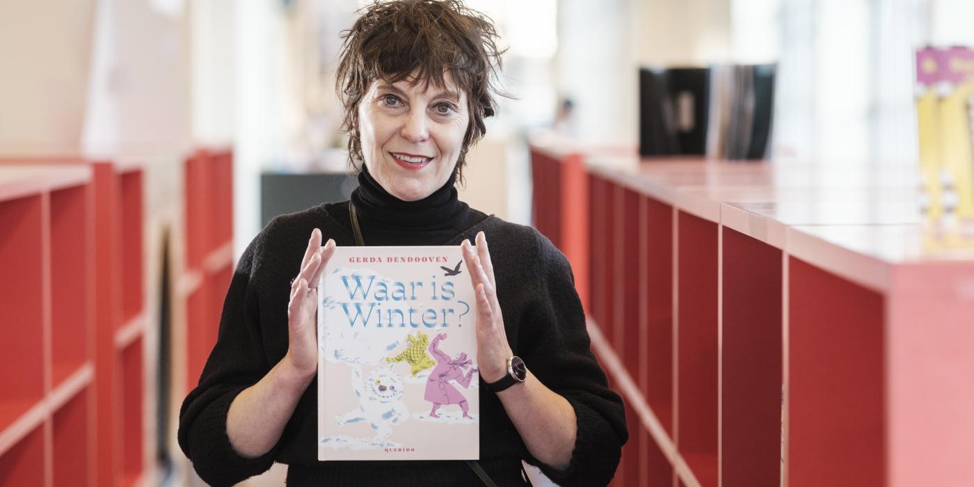 Auteur Gerda Dendooven poseert met haar boek 'Waar is winter?'