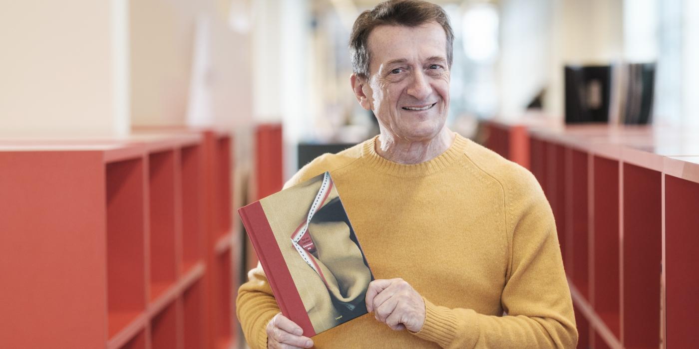 Auteur Ted Van Lieshout poseert met zijn boek 'Ommouw me'