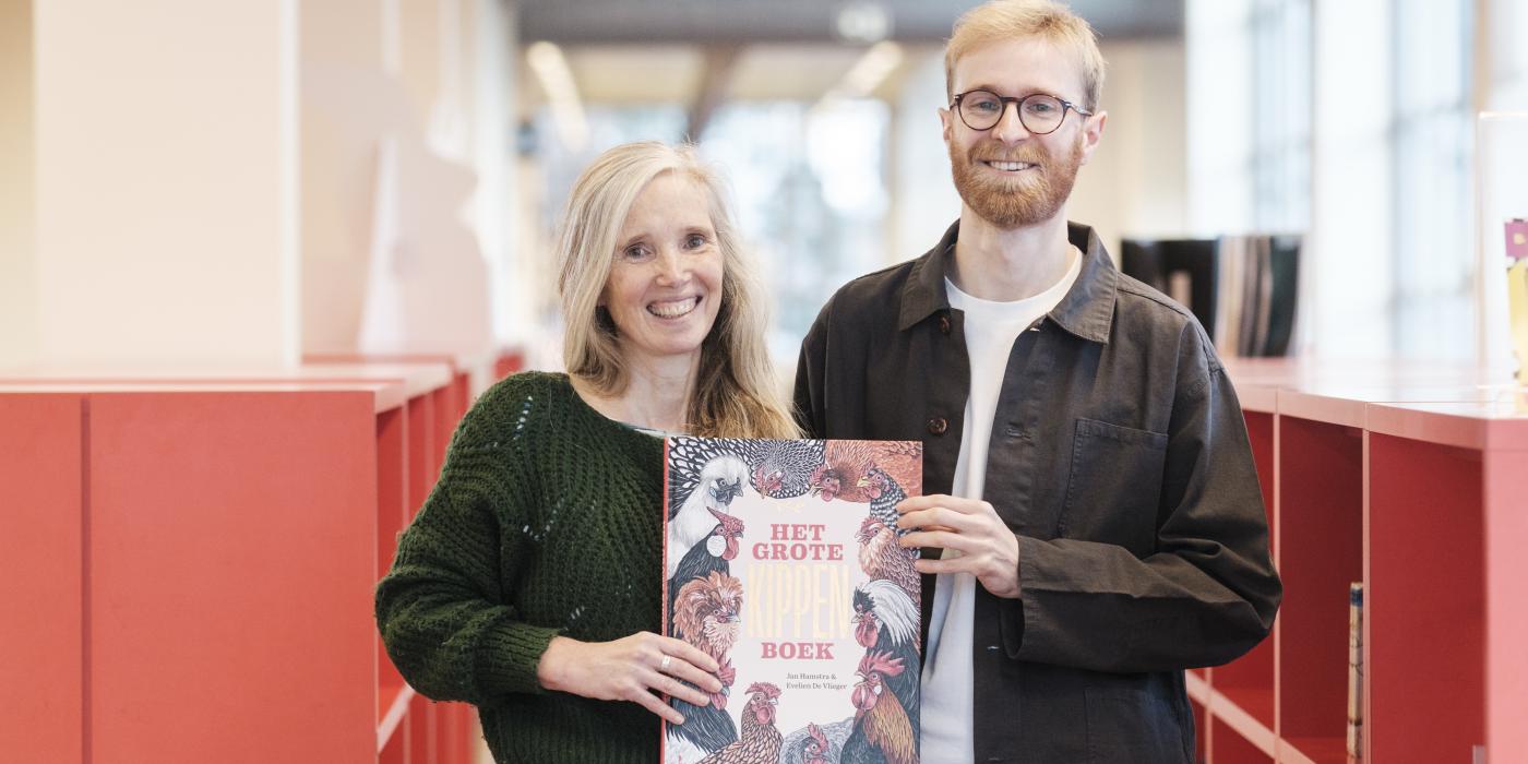 Jan Hamstra & Evelien De Vlieger met 'Het kippenboek', het boek dat ze samen maakten