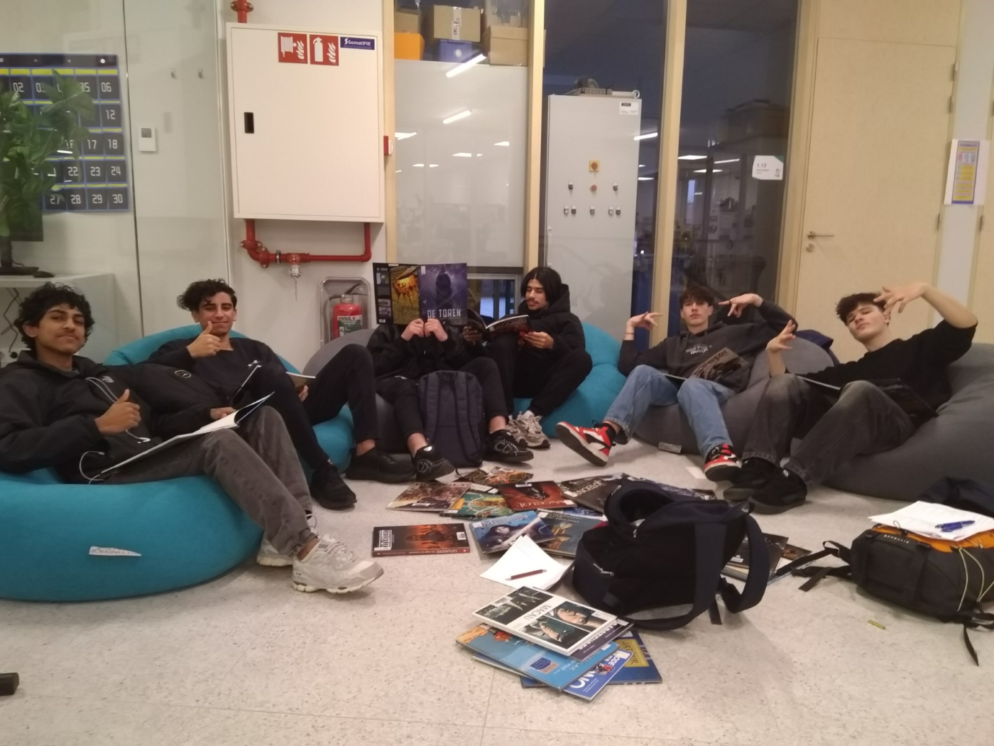 De lezende klas van Ben Helsen in de GO! Spectrumschool in Deurne