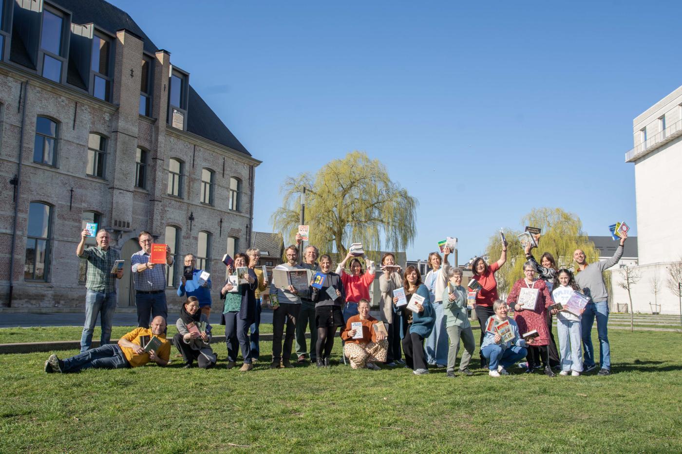 Groep mensen poseert voor een gebouw ter gelegenheid van Literatuurprijs de Boon in Mechelen 2026.