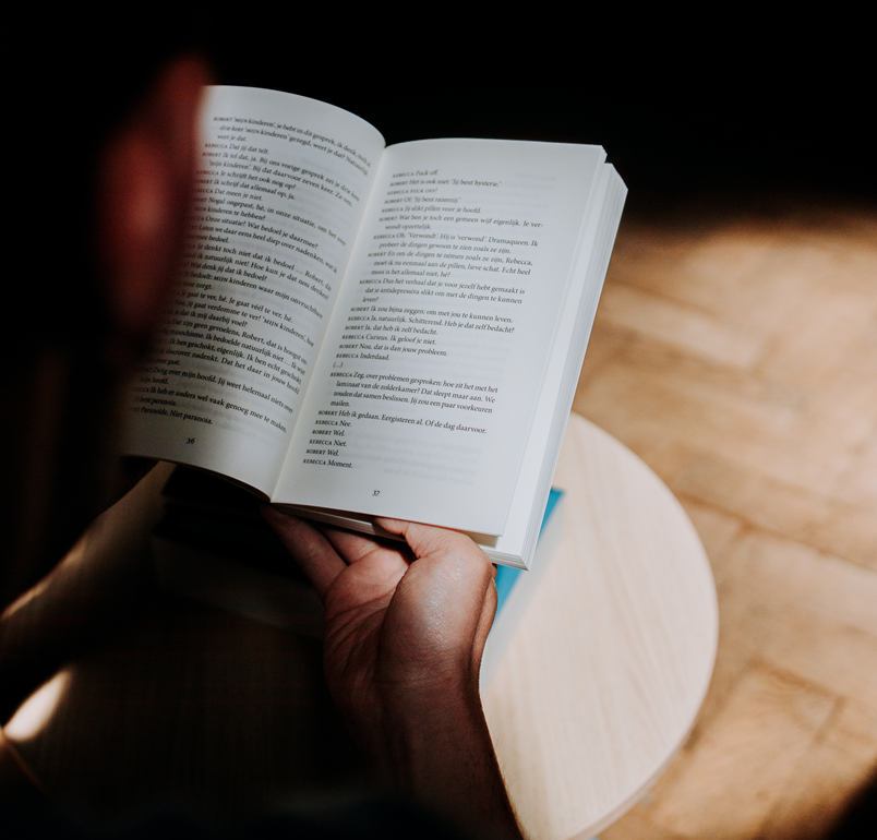 Persoon leest boek