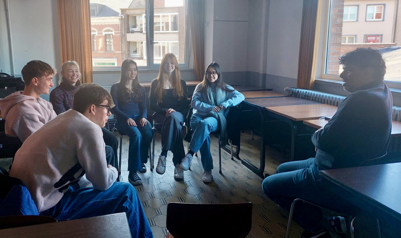 Auteur Manik Sarkar in de klas met leerlingen van Campus Rozenberg in Mol