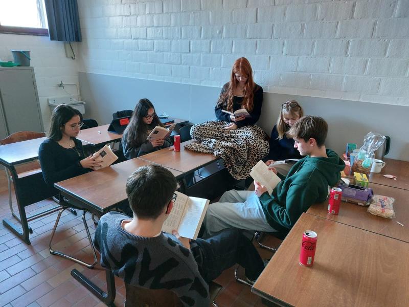 Leerlingen lezen het boek 'Ossenkop', met een hapje en een drankje erbij
