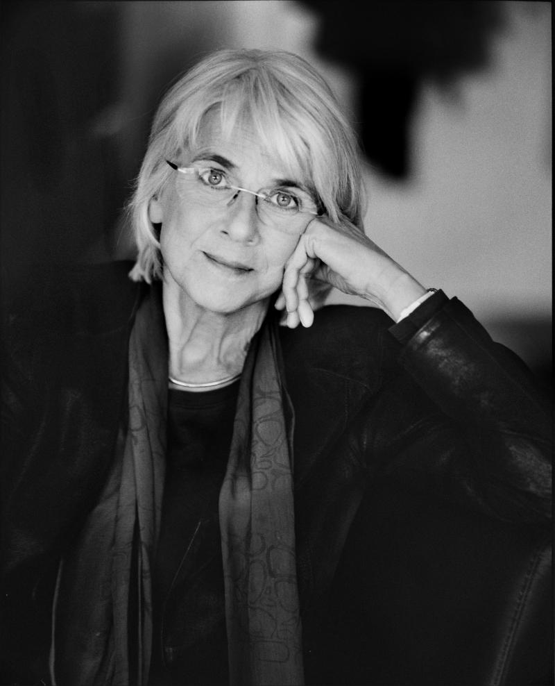 Zwart-witfoto van een vrouw met licht haar en bril, auteur Joke Van Leeuwen