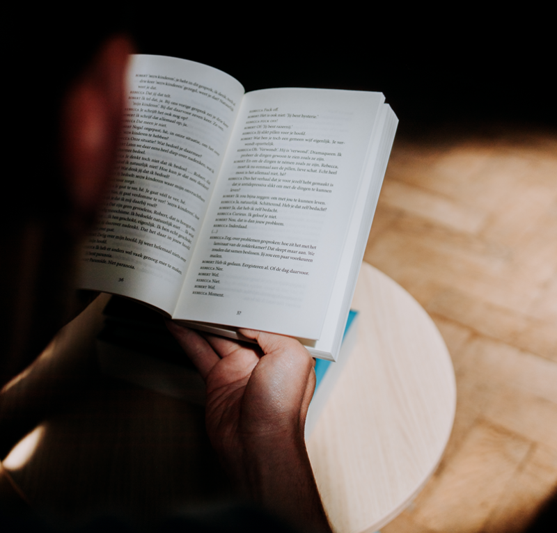 Persoon leest boek